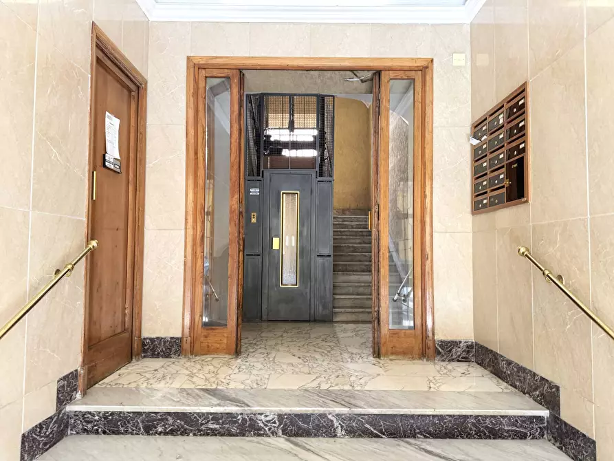 Immagine 3 di Appartamento in vendita  in via dei Valeri a Roma