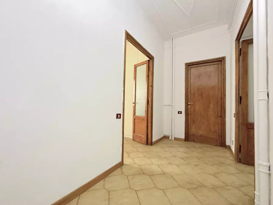 Immagine 4 di Appartamento in vendita  in via dei Valeri a Roma