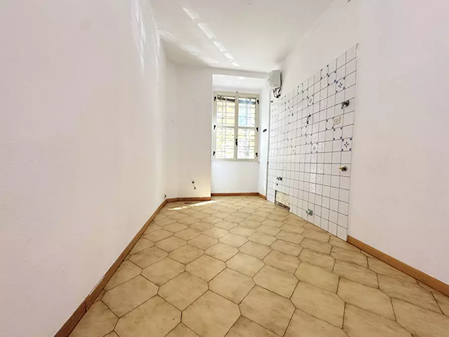 Immagine 16 di Appartamento in vendita  in via dei Valeri a Roma