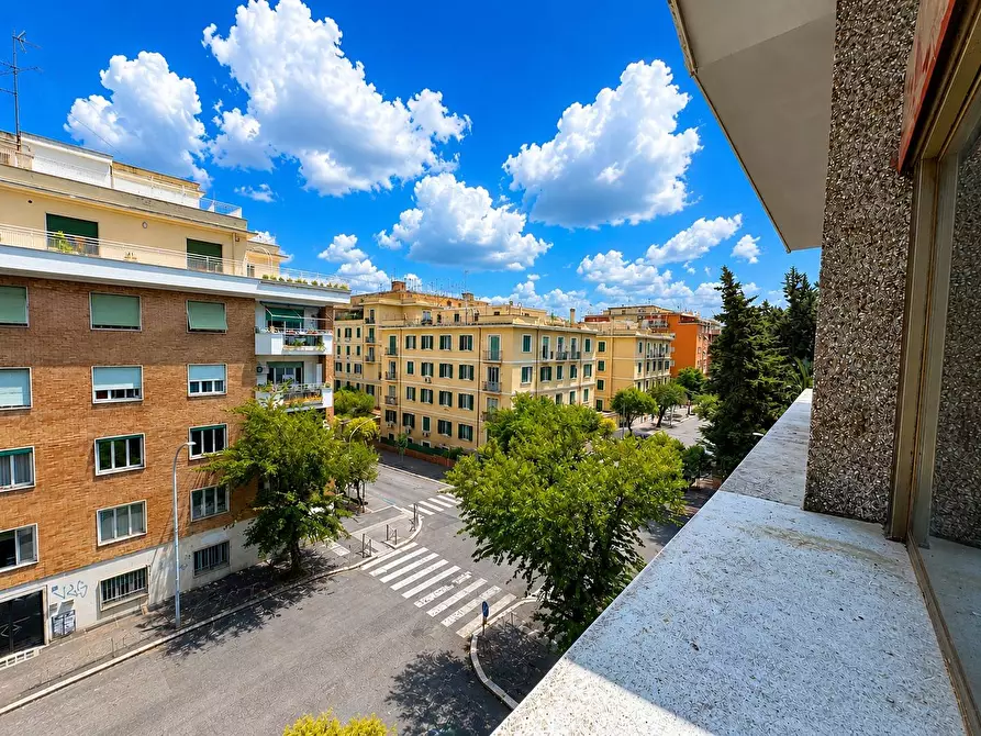 Immagine 30 di Appartamento in vendita  in Via Talamone a Roma