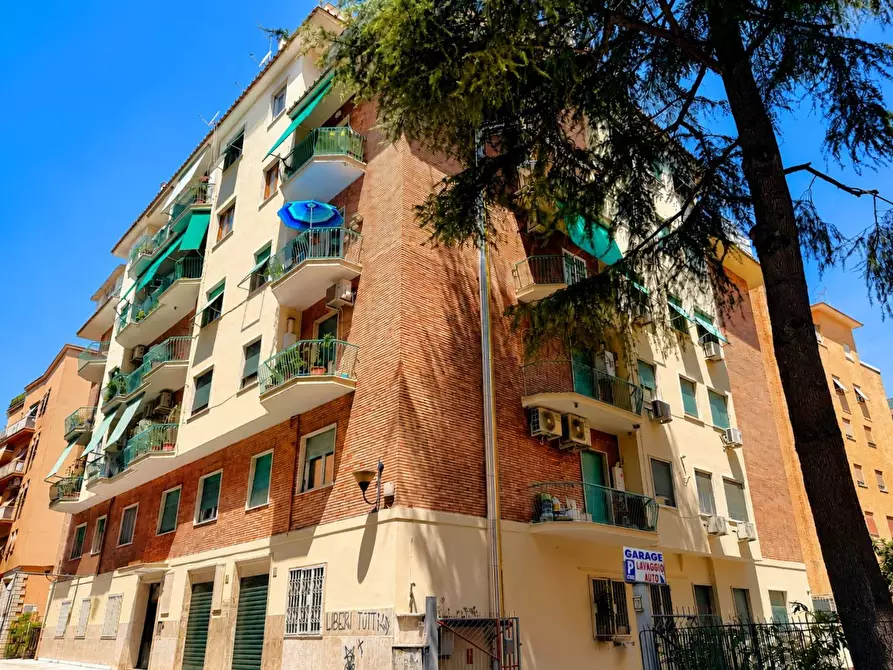 Immagine 2 di Appartamento in vendita  in Via Mesopotamia a Roma