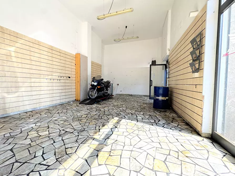 Immagine 11 di Locale commerciale in affitto  in MONTECASTRILLI a Roma
