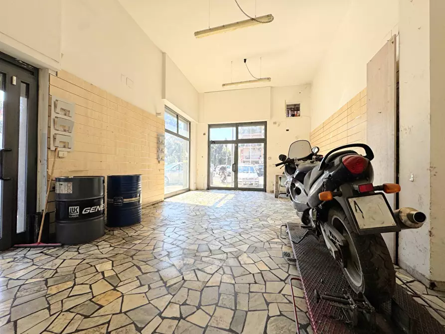 Immagine 13 di Locale commerciale in affitto  in MONTECASTRILLI a Roma