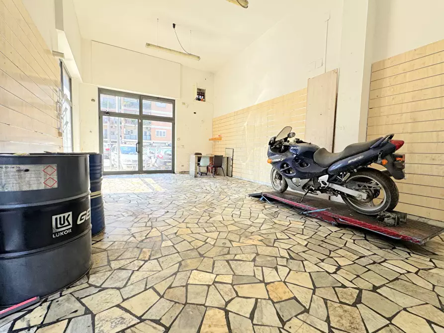 Immagine 15 di Locale commerciale in affitto  in MONTECASTRILLI a Roma