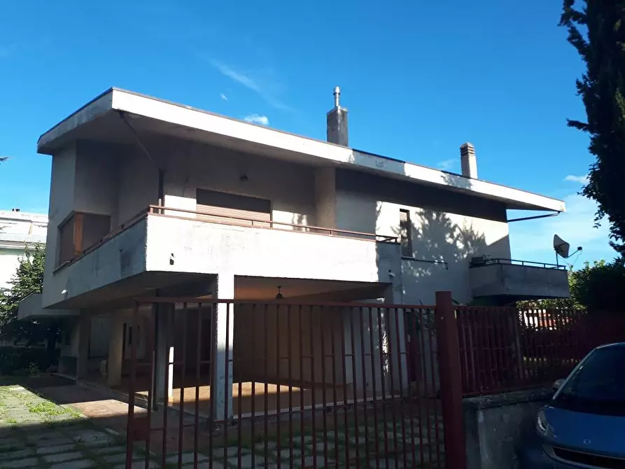 Immagine 1 di Villa in vendita  in Viale Cristoforo Colombo 78 a Teramo