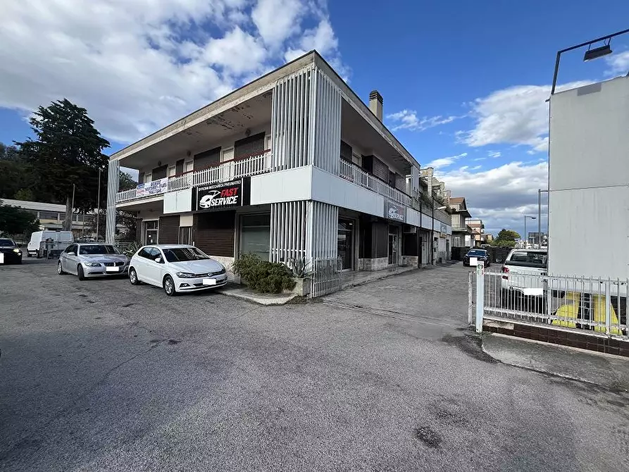Immagine 3 di Locale commerciale in vendita  in Via Salvo D'Acquisto a Teramo