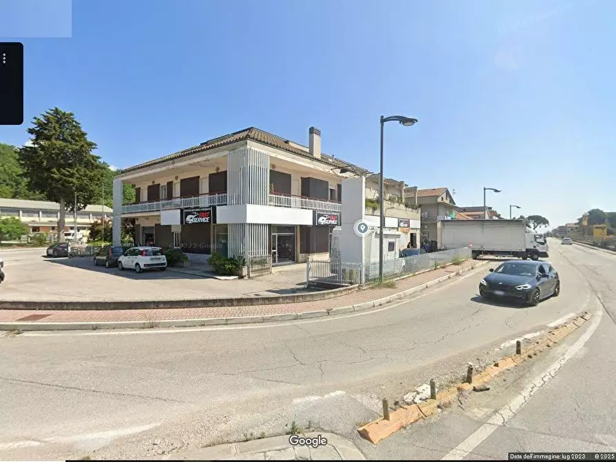 Immagine 4 di Locale commerciale in vendita  in Via Salvo D'Acquisto a Teramo