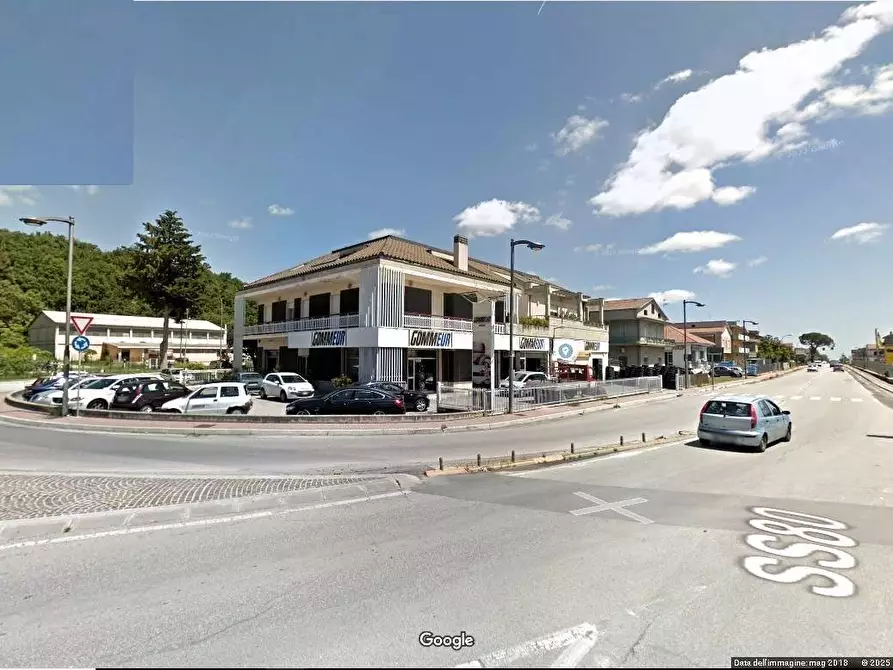 Immagine 5 di Locale commerciale in vendita  in Via Salvo D'Acquisto a Teramo