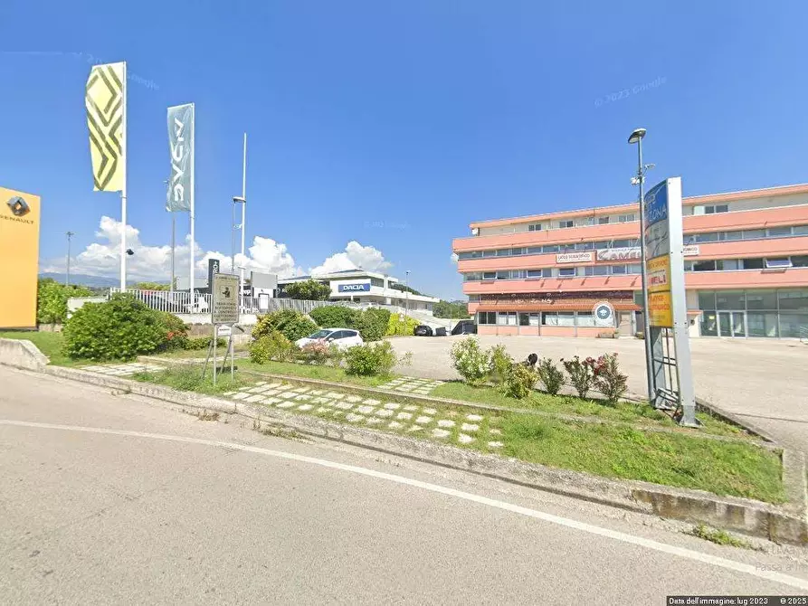 Immagine 2 di Locale commerciale in vendita  in Via A. Vespucci a Teramo