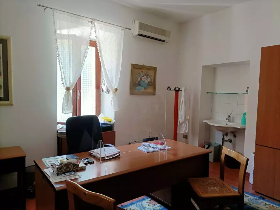 Immagine 10 di Ufficio in affitto  in via roberto campana a Teramo