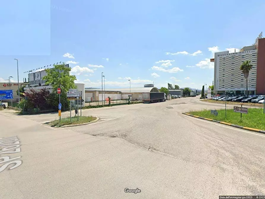 Immagine 1 di Locale commerciale in affitto  in Via Italia a Mosciano Sant'angelo