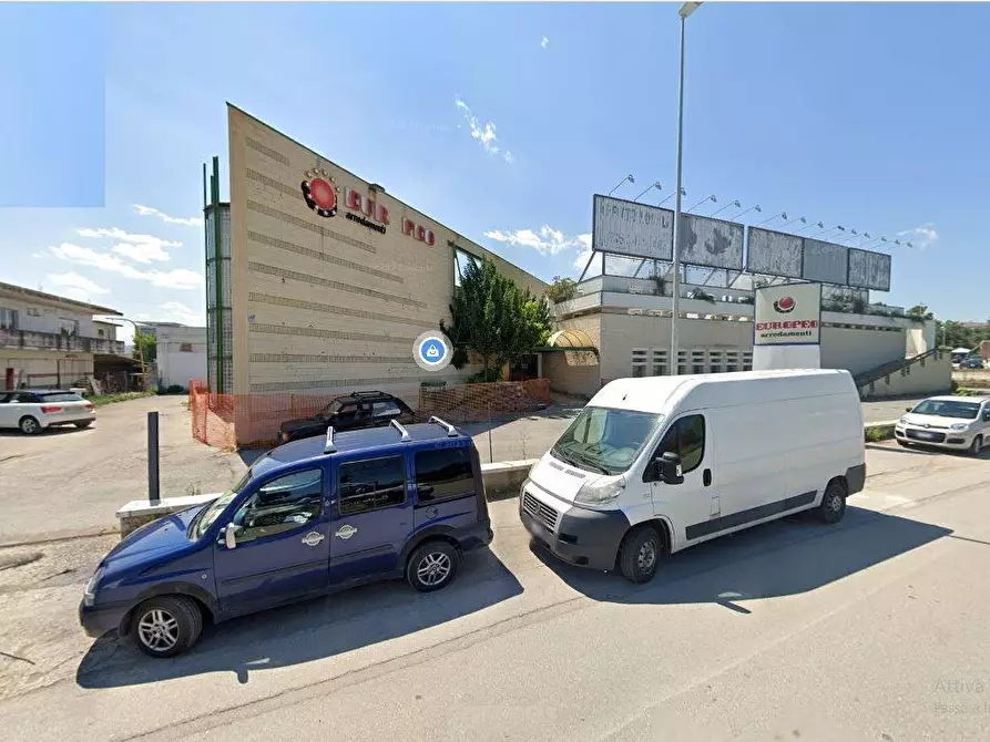 Immagine 3 di Locale commerciale in affitto  in Via Italia a Mosciano Sant'angelo