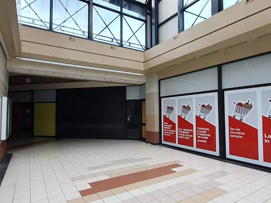 Immagine 2 di Locale commerciale in vendita  in Piano D'Accio a Teramo