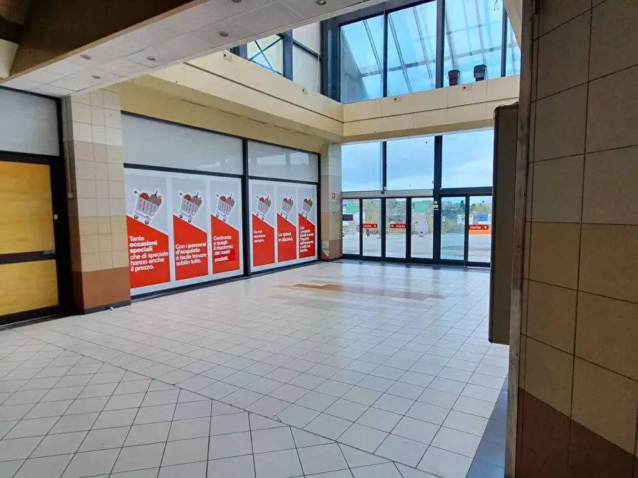 Immagine 3 di Locale commerciale in vendita  in Piano D'Accio a Teramo