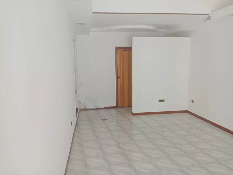 Immagine 1 di Locale commerciale in vendita  in Via Paladini 41 a Teramo