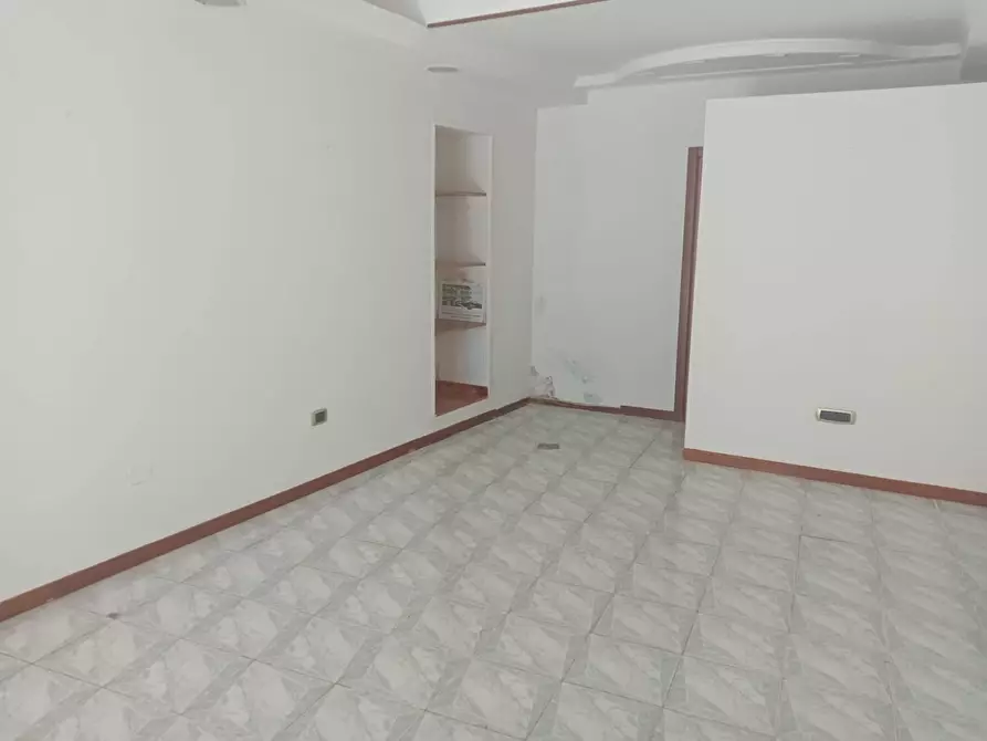 Immagine 2 di Locale commerciale in vendita  in Via Paladini 41 a Teramo