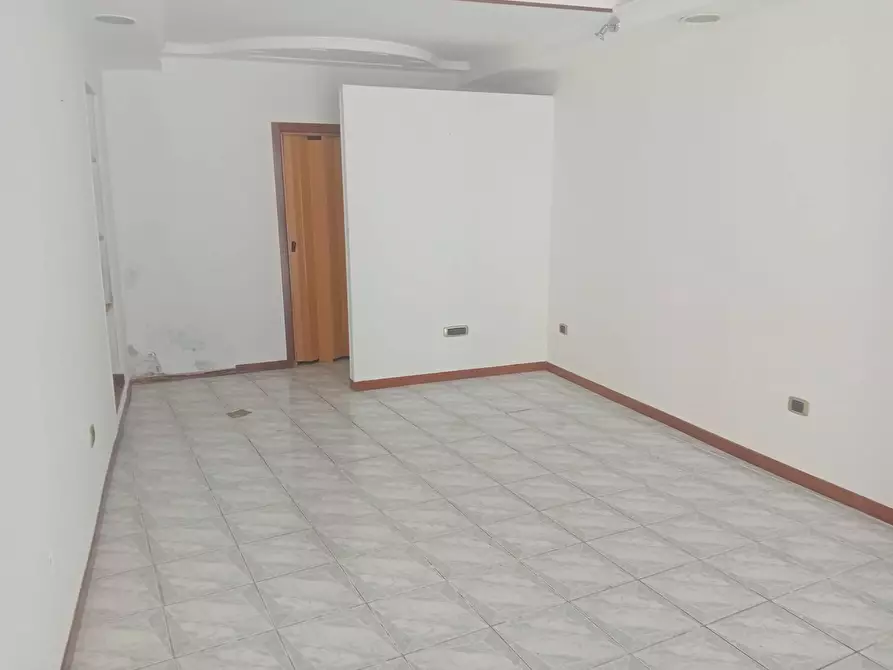 Immagine 3 di Locale commerciale in vendita  in Via Paladini 41 a Teramo