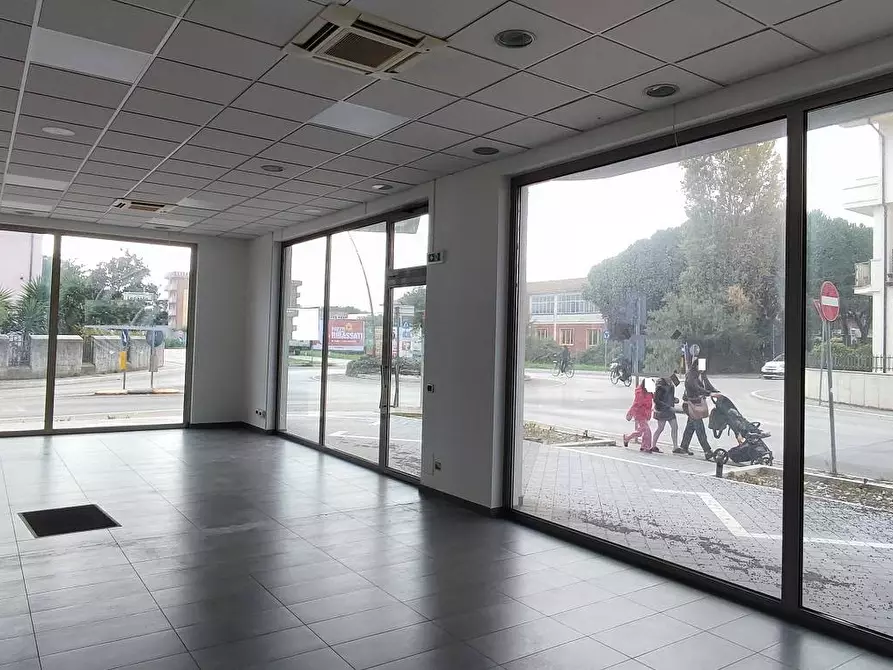 Immagine 1 di Locale commerciale in affitto  in Via Trieste a Giulianova