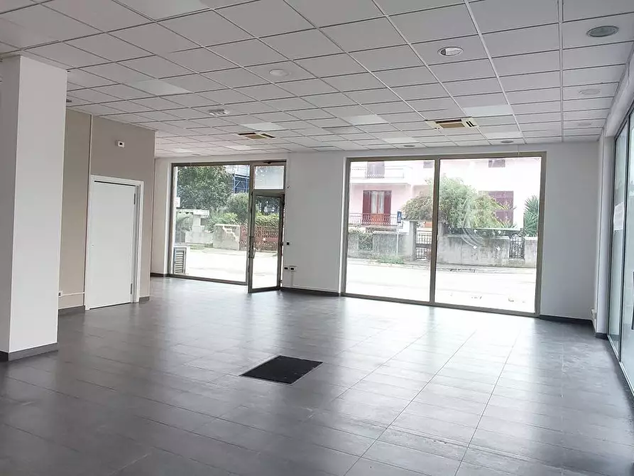 Immagine 2 di Locale commerciale in affitto  in Via Trieste a Giulianova