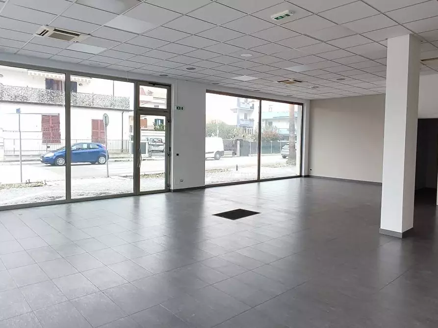 Immagine 4 di Locale commerciale in affitto  in Via Trieste a Giulianova