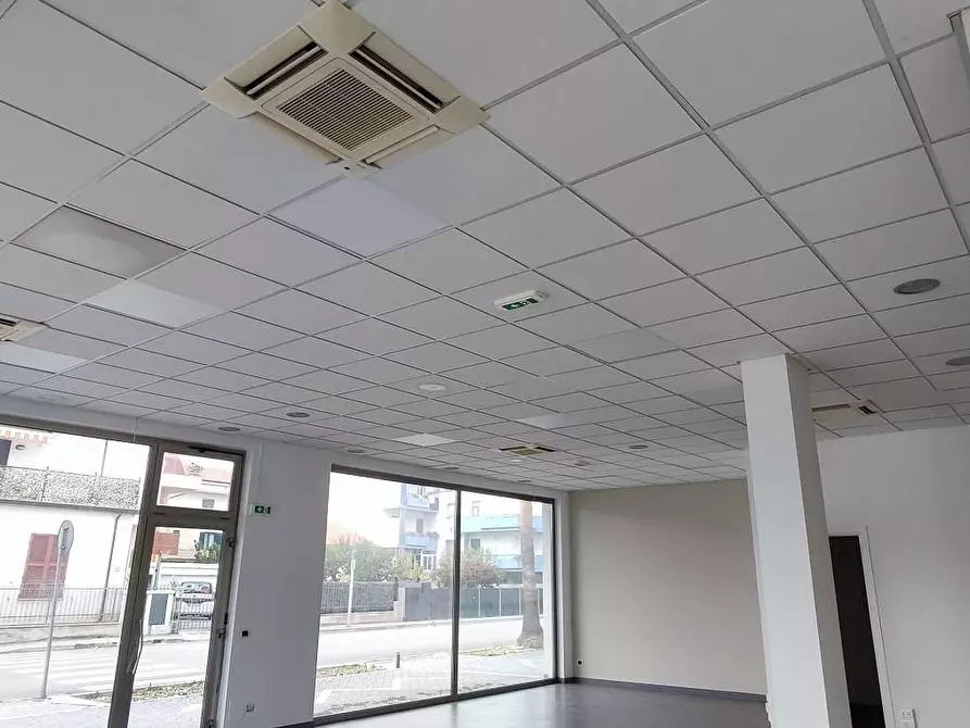 Immagine 5 di Locale commerciale in affitto  in Via Trieste a Giulianova