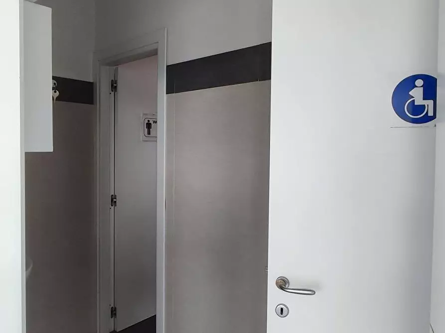 Immagine 6 di Locale commerciale in affitto  in Via Trieste a Giulianova