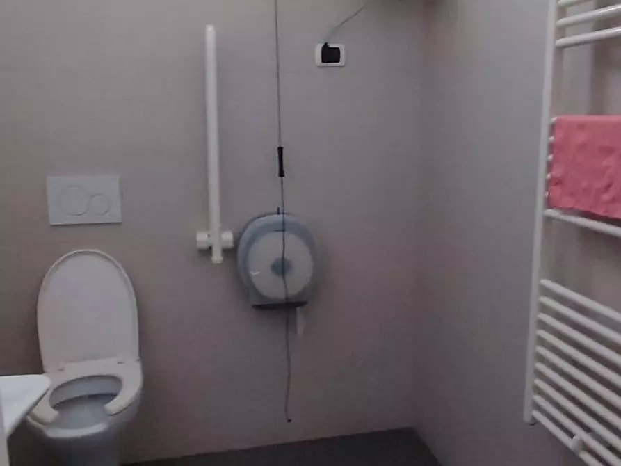 Immagine 7 di Locale commerciale in affitto  in Via Trieste a Giulianova