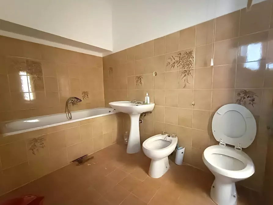 Immagine 10 di Locale commerciale in vendita  in Piazza Martiri a Teramo