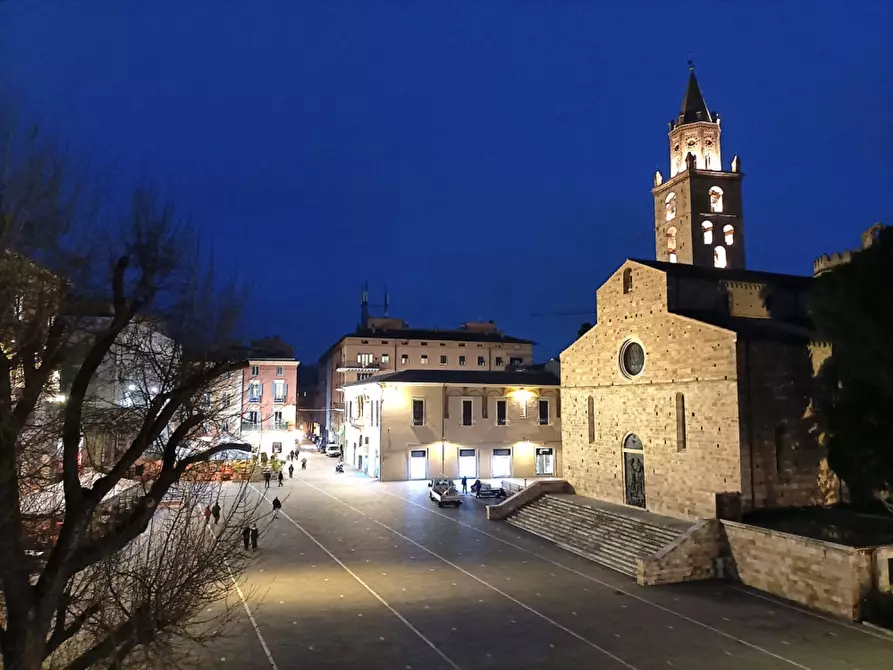 Immagine 2 di Locale commerciale in vendita  in Piazza Martiri a Teramo