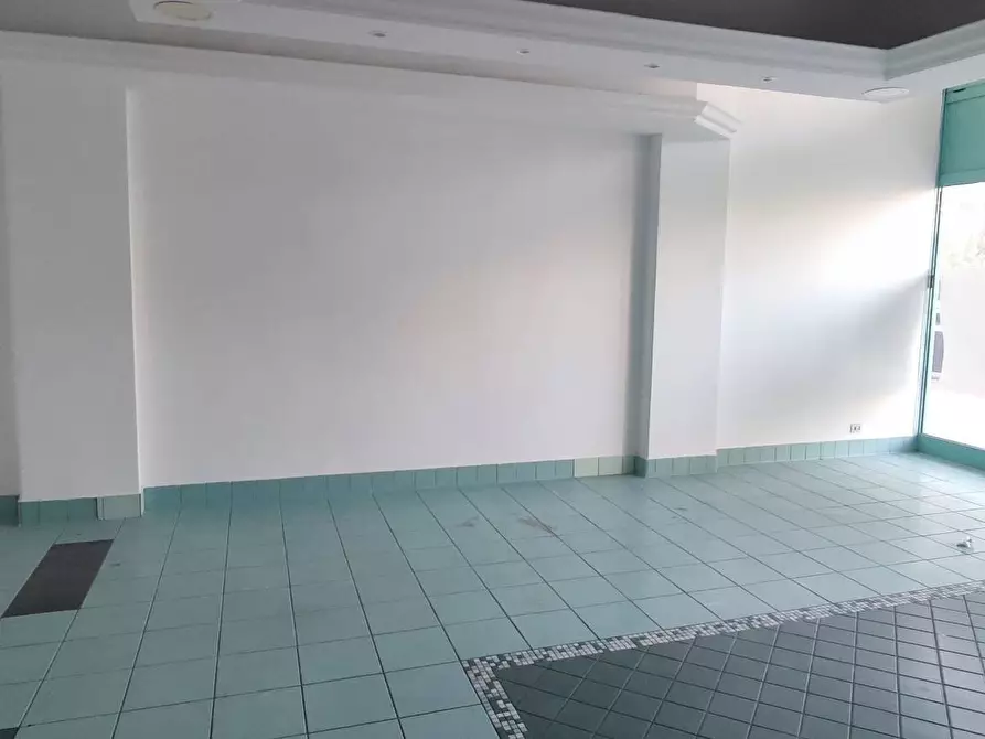 Immagine 1 di Locale commerciale in vendita  in via Galileo Galilei 86 a Giulianova