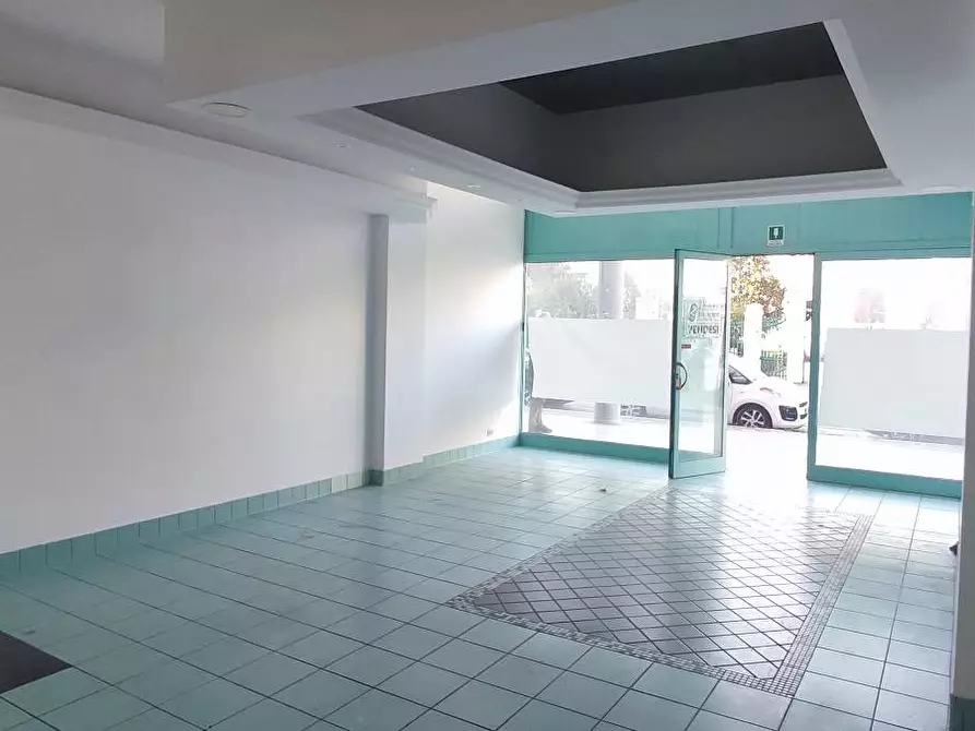 Immagine 2 di Locale commerciale in vendita  in via Galileo Galilei 86 a Giulianova