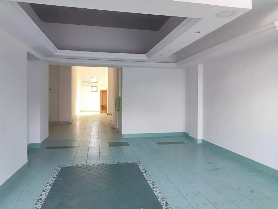 Immagine 3 di Locale commerciale in vendita  in via Galileo Galilei 86 a Giulianova