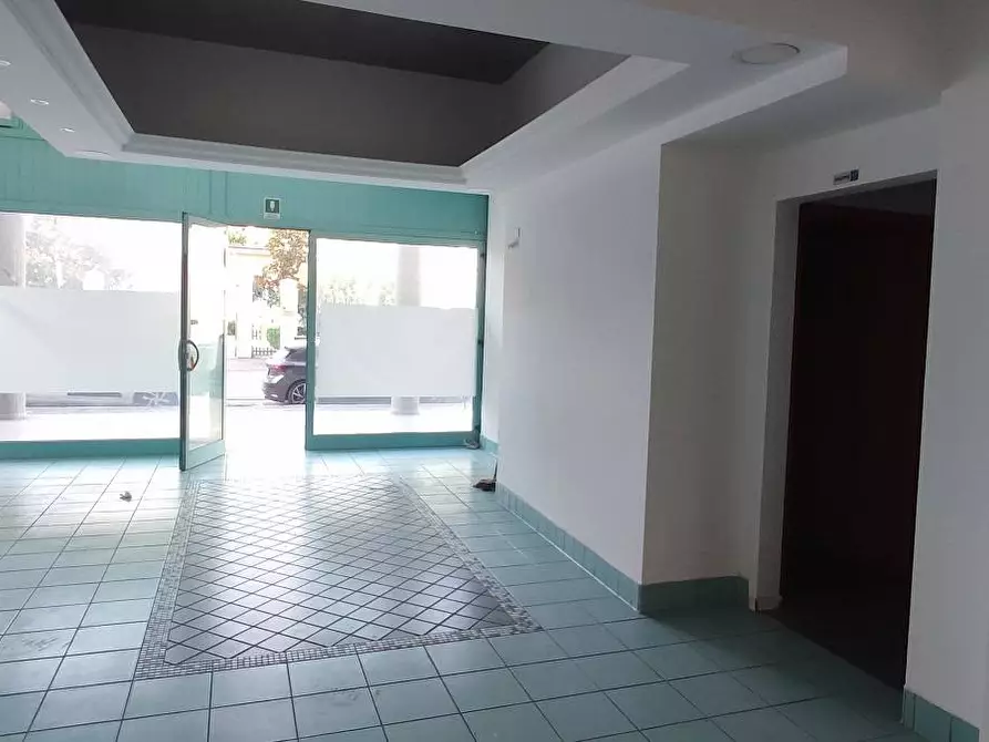 Immagine 4 di Locale commerciale in vendita  in via Galileo Galilei 86 a Giulianova