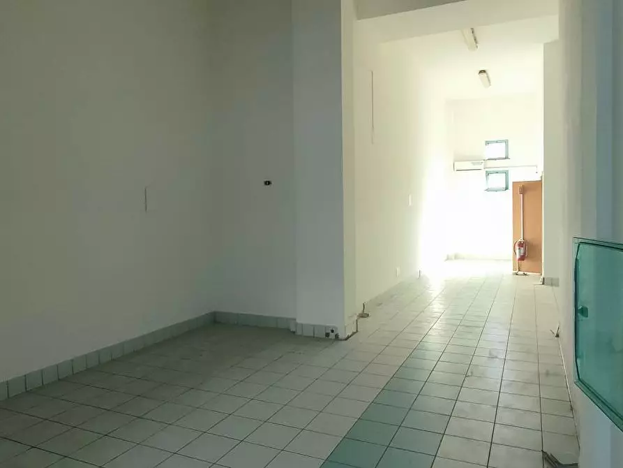 Immagine 5 di Locale commerciale in vendita  in via Galileo Galilei 86 a Giulianova