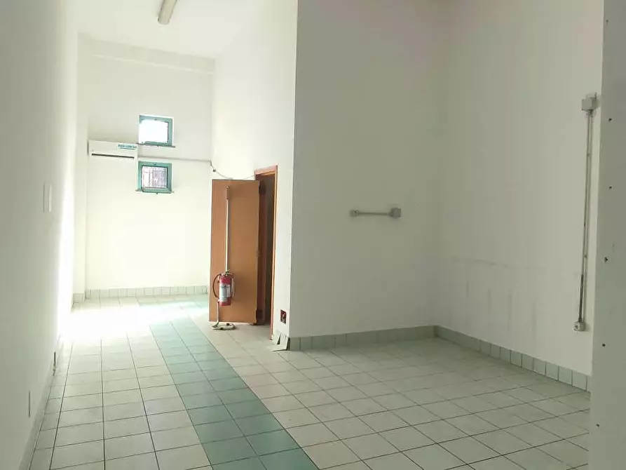 Immagine 6 di Locale commerciale in vendita  in via Galileo Galilei 86 a Giulianova