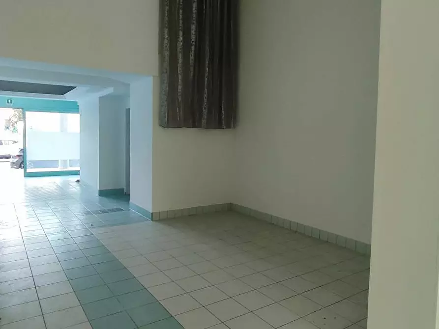 Immagine 7 di Locale commerciale in vendita  in via Galileo Galilei 86 a Giulianova