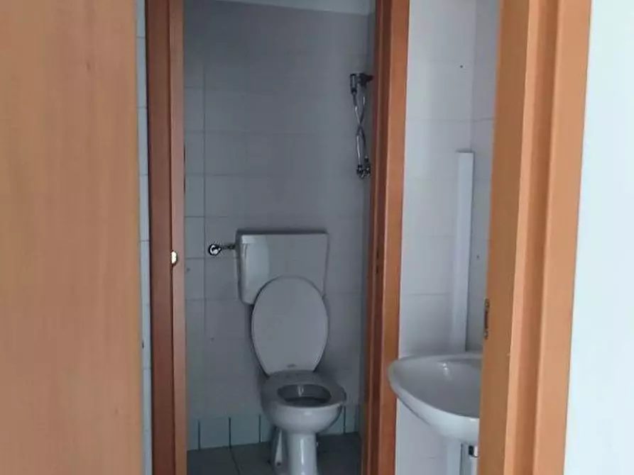 Immagine 9 di Locale commerciale in vendita  in via Galileo Galilei 86 a Giulianova