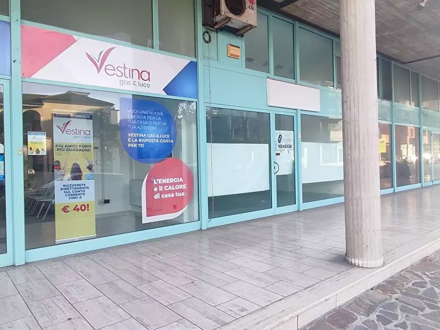 Immagine 12 di Locale commerciale in vendita  in via Galileo Galilei 86 a Giulianova