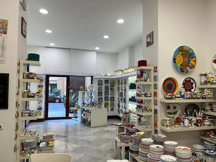 Immagine 2 di Locale commerciale in vendita  in Via Camillo Cavour 38 a Palermo
