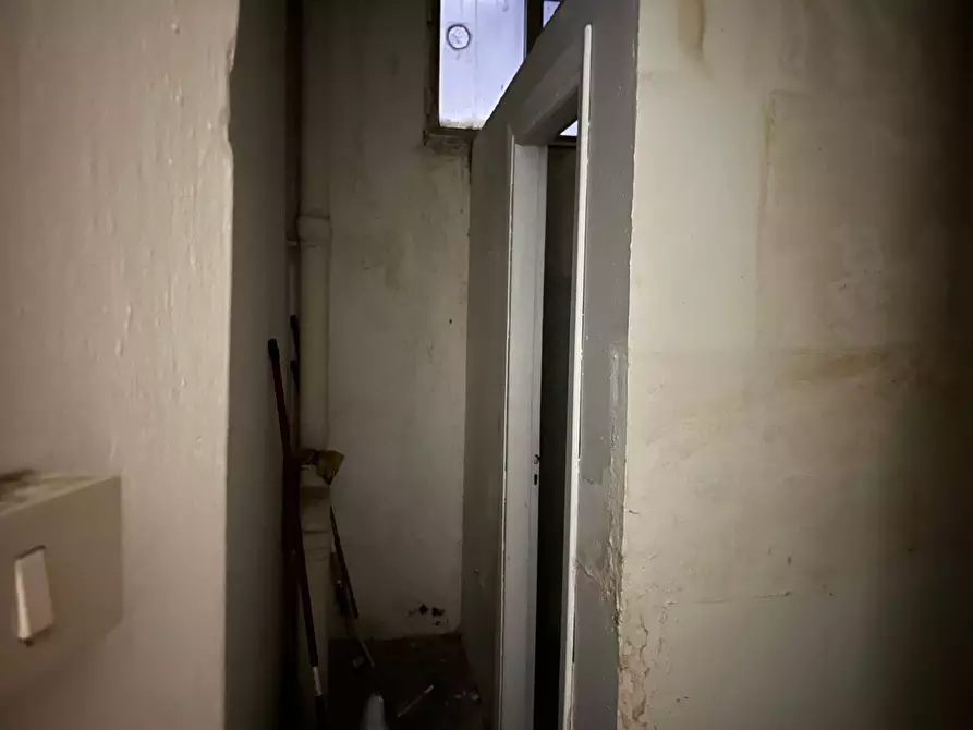 Immagine 9 di Locale commerciale in vendita  in Via Camillo Cavour 38 a Palermo