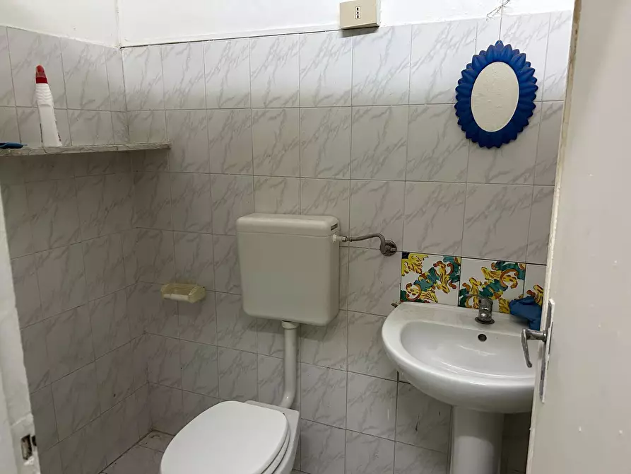 Immagine 10 di Locale commerciale in vendita  in Via Camillo Cavour 38 a Palermo