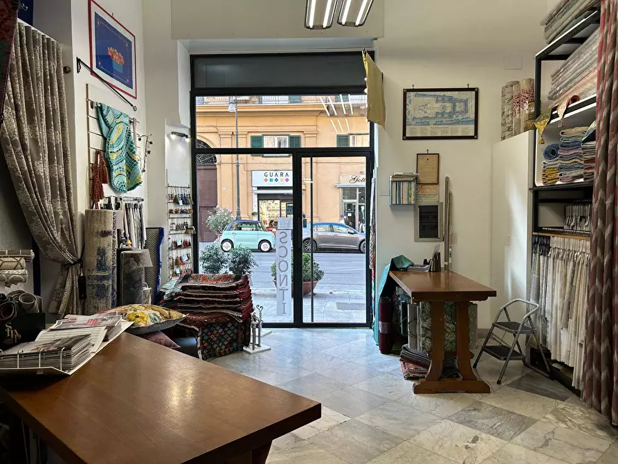 Immagine 12 di Locale commerciale in vendita  in Via Camillo Cavour 38 a Palermo