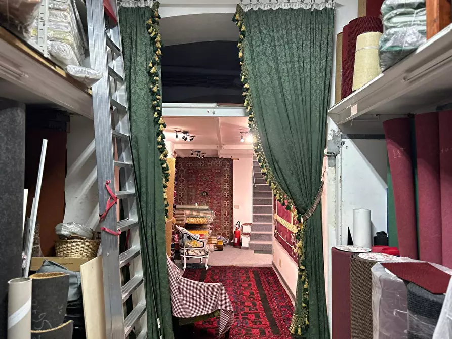 Immagine 14 di Locale commerciale in vendita  in Via Camillo Cavour 38 a Palermo