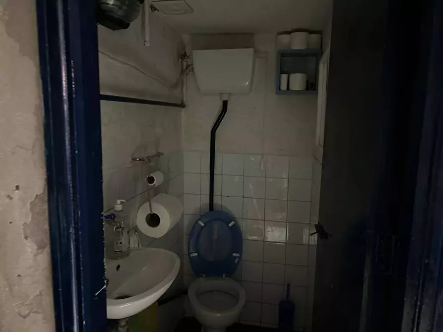 Immagine 6 di Locale commerciale in vendita  in Via Camillo Cavour 34 a Palermo