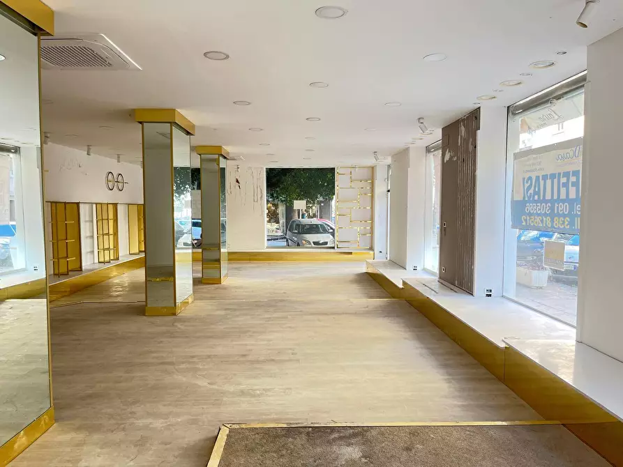 Immagine 2 di Locale commerciale in affitto  in Via Francesco Lo Jacono 66 a Palermo