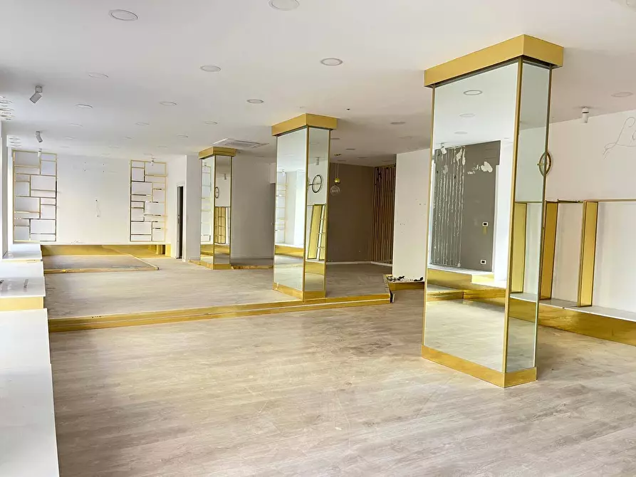 Immagine 3 di Locale commerciale in affitto  in Via Francesco Lo Jacono 66 a Palermo