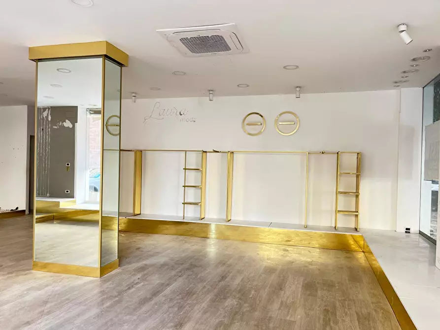 Immagine 5 di Locale commerciale in affitto  in Via Francesco Lo Jacono 66 a Palermo