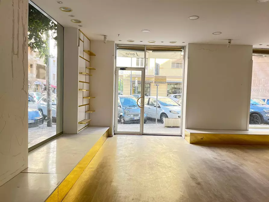 Immagine 7 di Locale commerciale in affitto  in Via Francesco Lo Jacono 66 a Palermo
