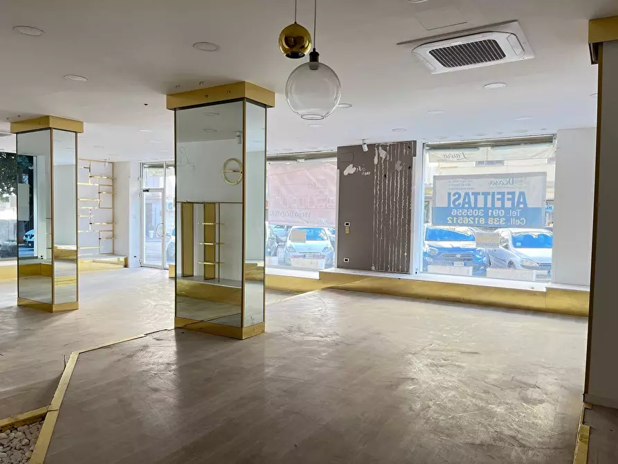 Immagine 8 di Locale commerciale in affitto  in Via Francesco Lo Jacono 66 a Palermo