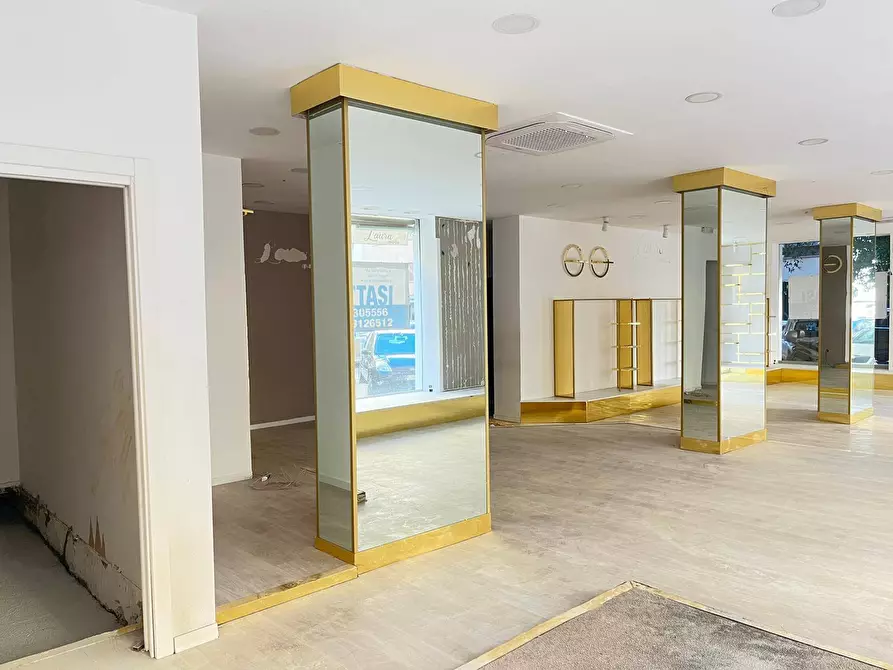 Immagine 9 di Locale commerciale in affitto  in Via Francesco Lo Jacono 66 a Palermo